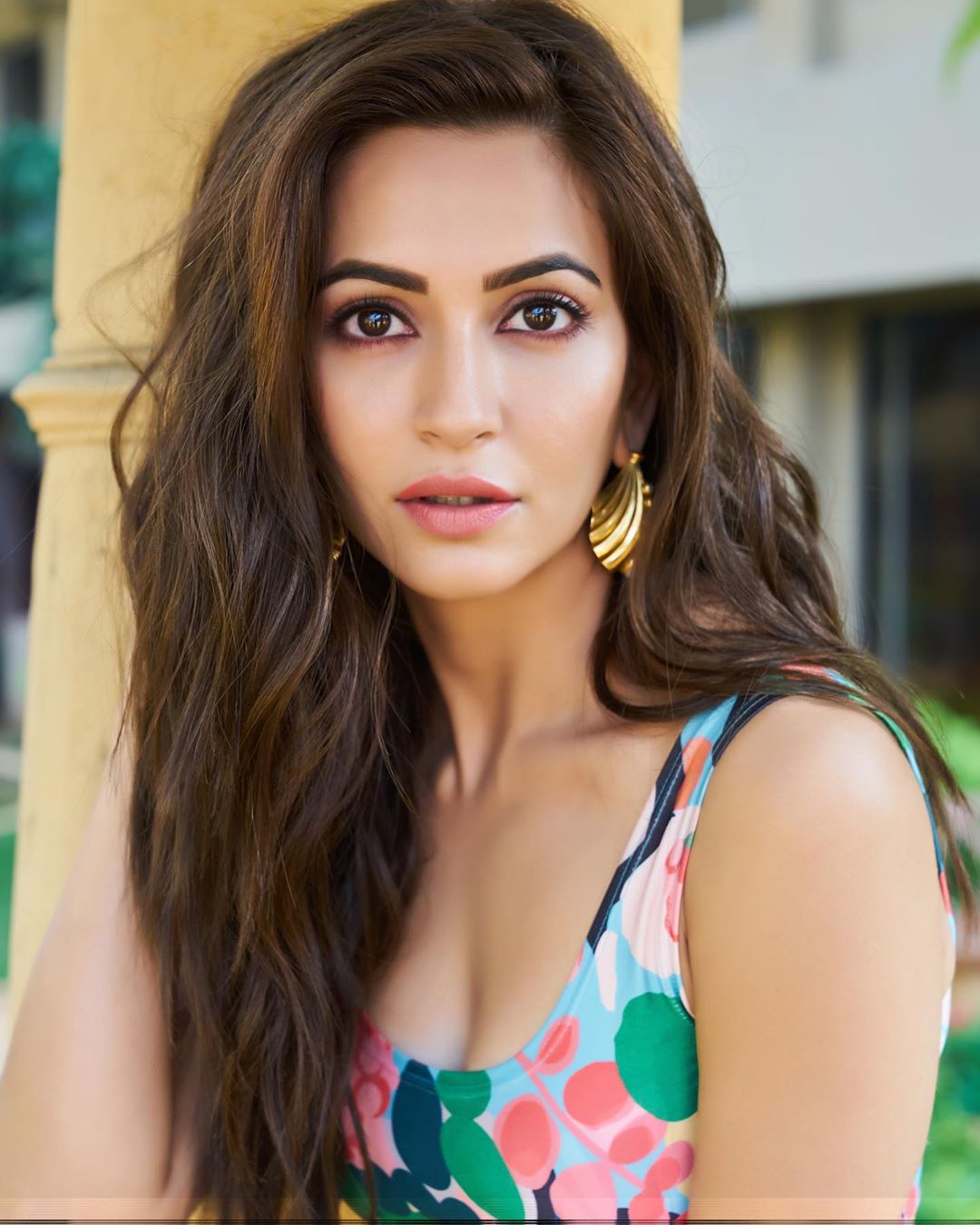 Kriti Kharbanda Glamorous Stills.