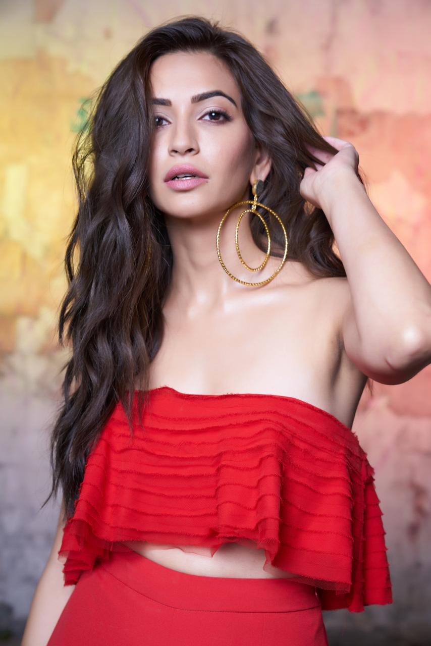 Kriti Kharbanda Glamorous Stills.