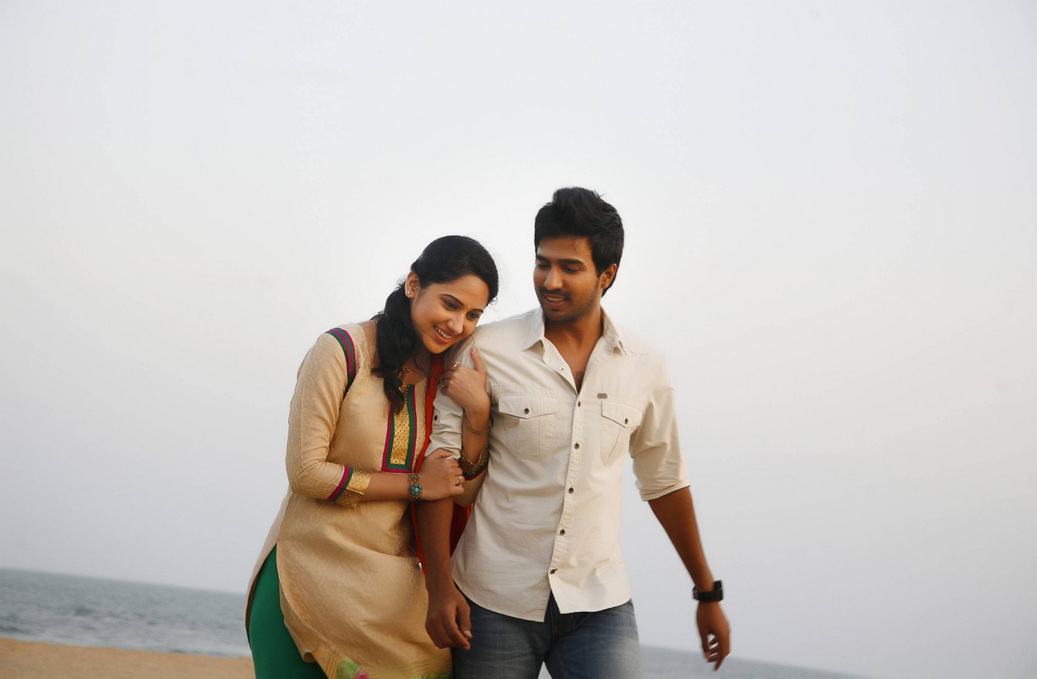 Indru Netru Naalai Tamil Movie Stills | Vishnu Vishal, Mia George