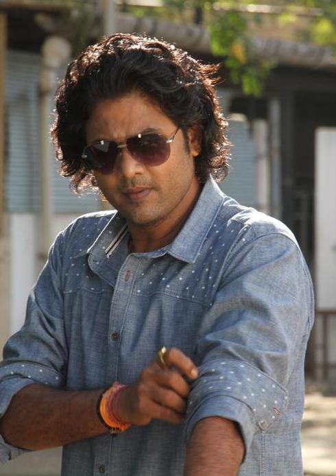 Paambaattam Latest Stills.