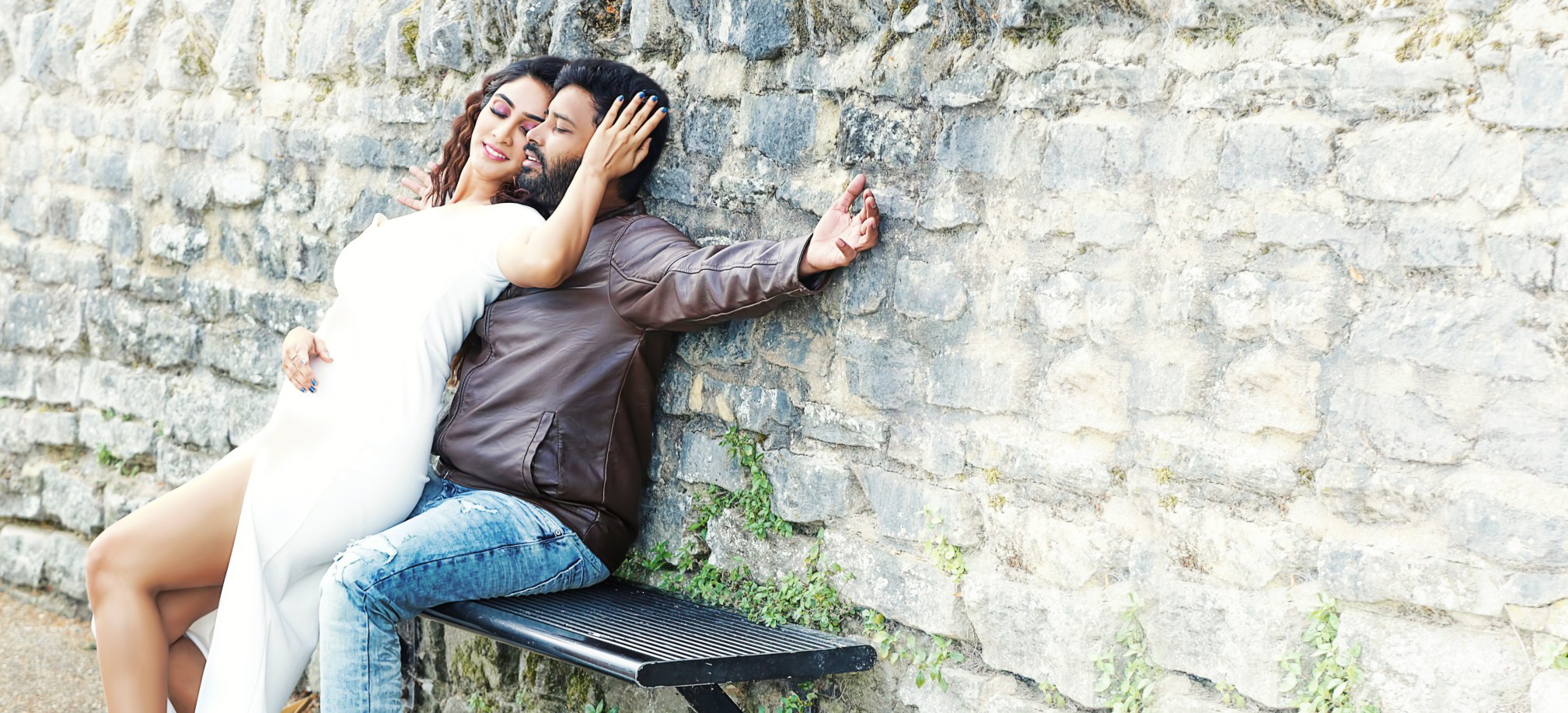 Naanum Single Dhaan Latest Stills.