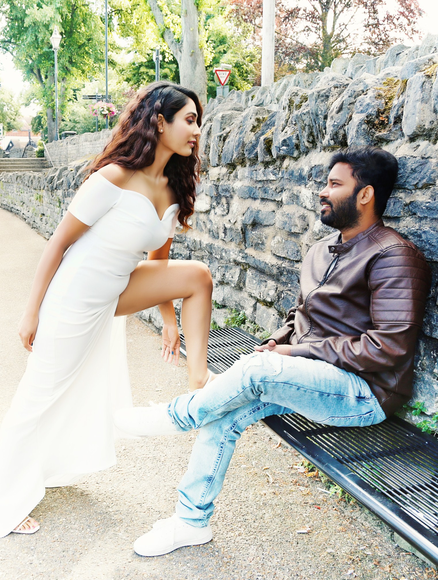 Naanum Single Dhaan Latest Stills.