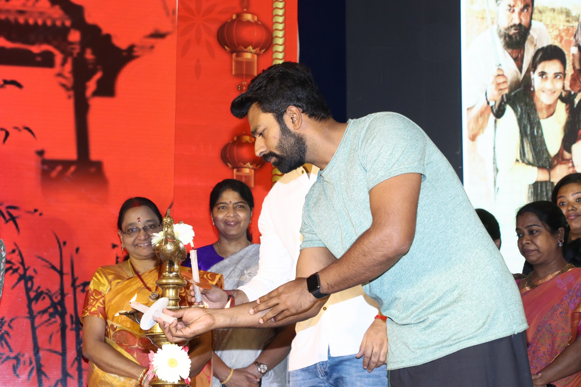 Vaanam Kottatum Team Latest Images.
