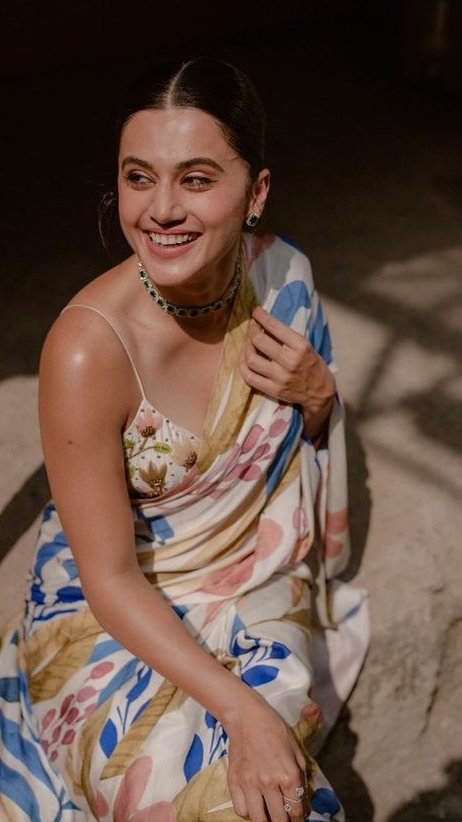 Taapsee Pannu Dazzling Photos.