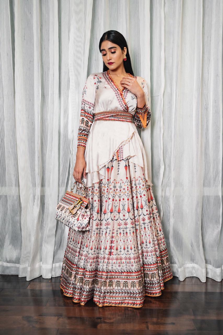 Regina Cassandra Stunning Photos.