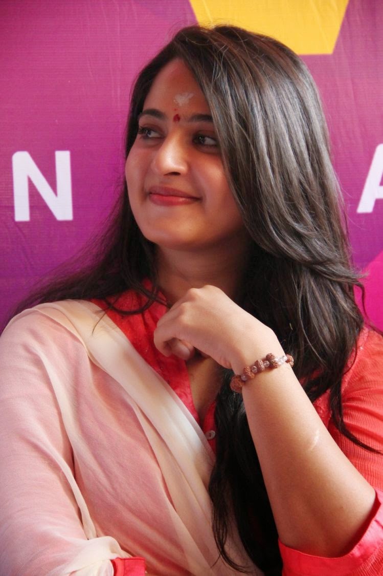 Anushka as 100 kg lady in Inji Iduppazhagi