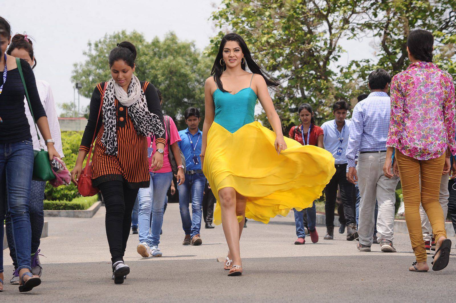 James Bond Telugu Movie Stills Sakshi Chowdary.