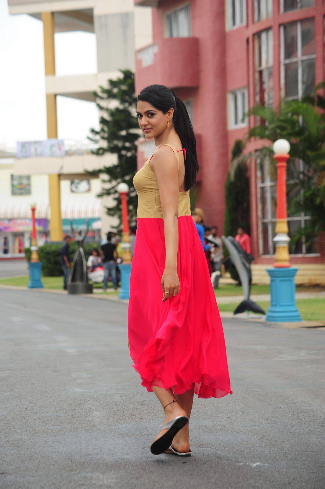 James Bond Telugu Movie Stills Sakshi Chowdary.