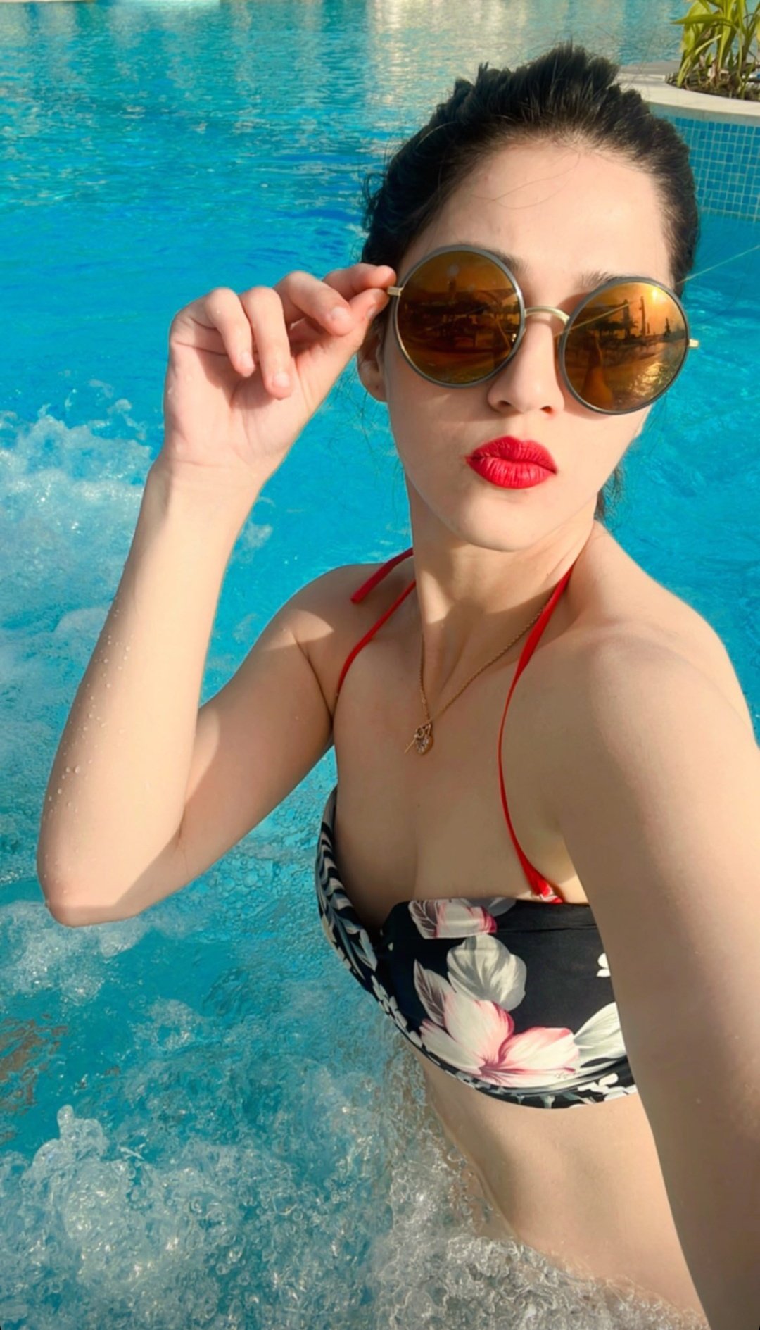 Mehreen Pirzada Stunning Stills.