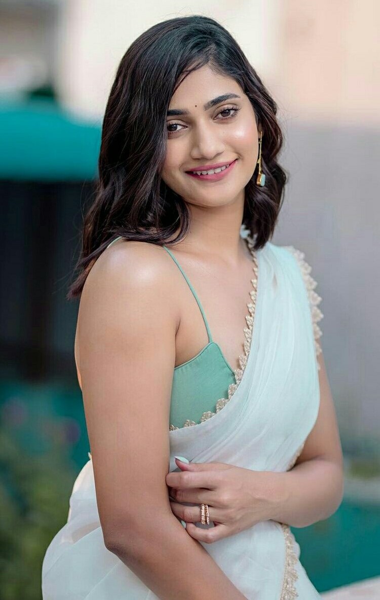 Losliya Mariyanesan Amazing Stills.