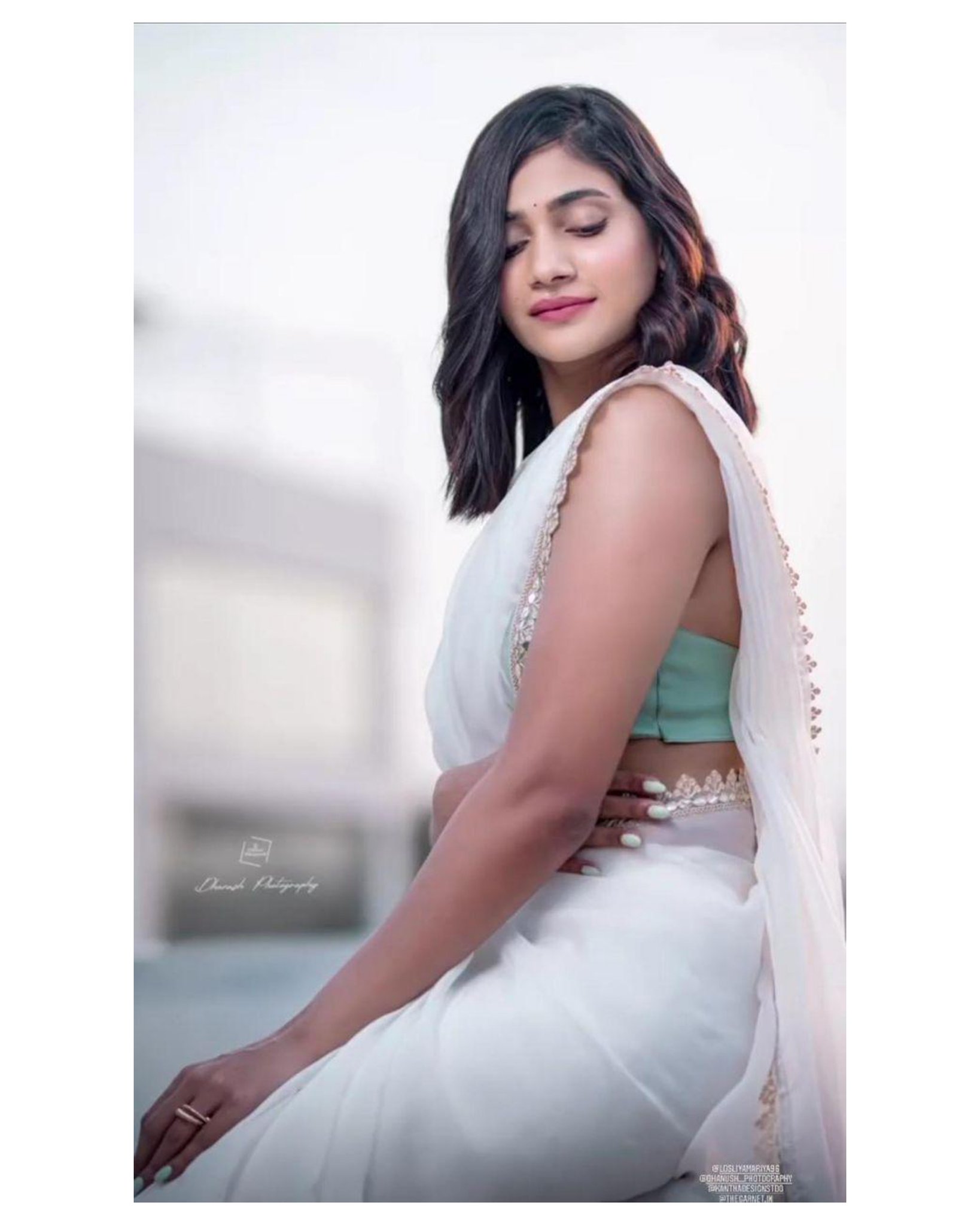 Losliya Mariyanesan Amazing Stills.