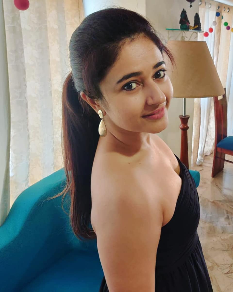 Poonam Bajwa Beautiful Photos.