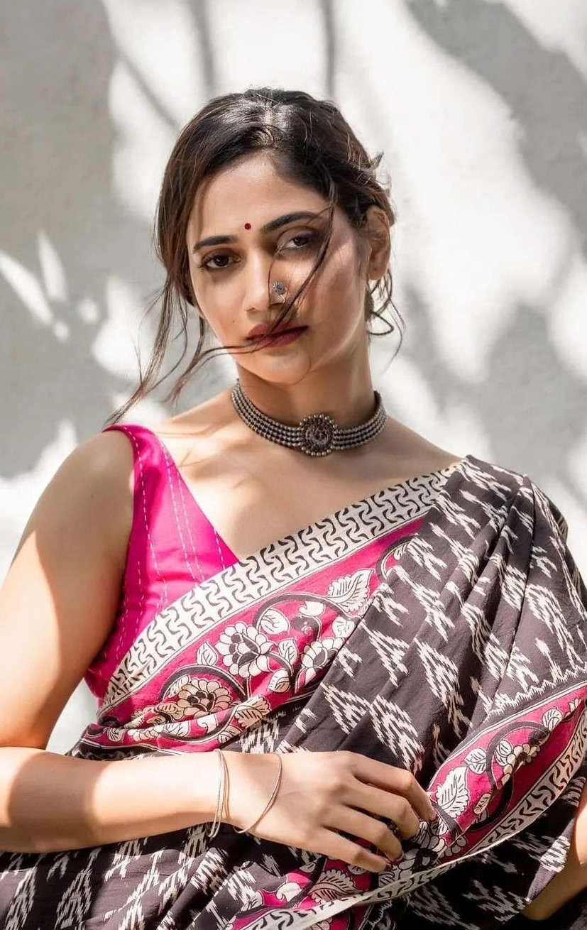 Losliya Mariyanesan Stunning Stills.