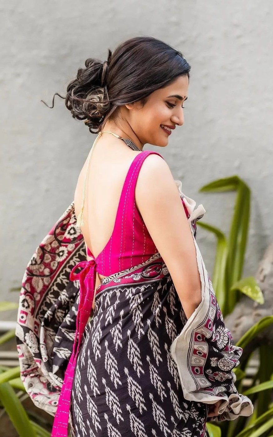 Losliya Mariyanesan Stunning Stills.