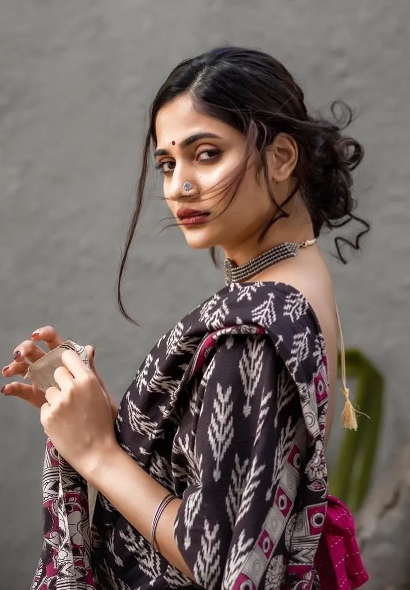 Losliya Mariyanesan Stunning Stills.