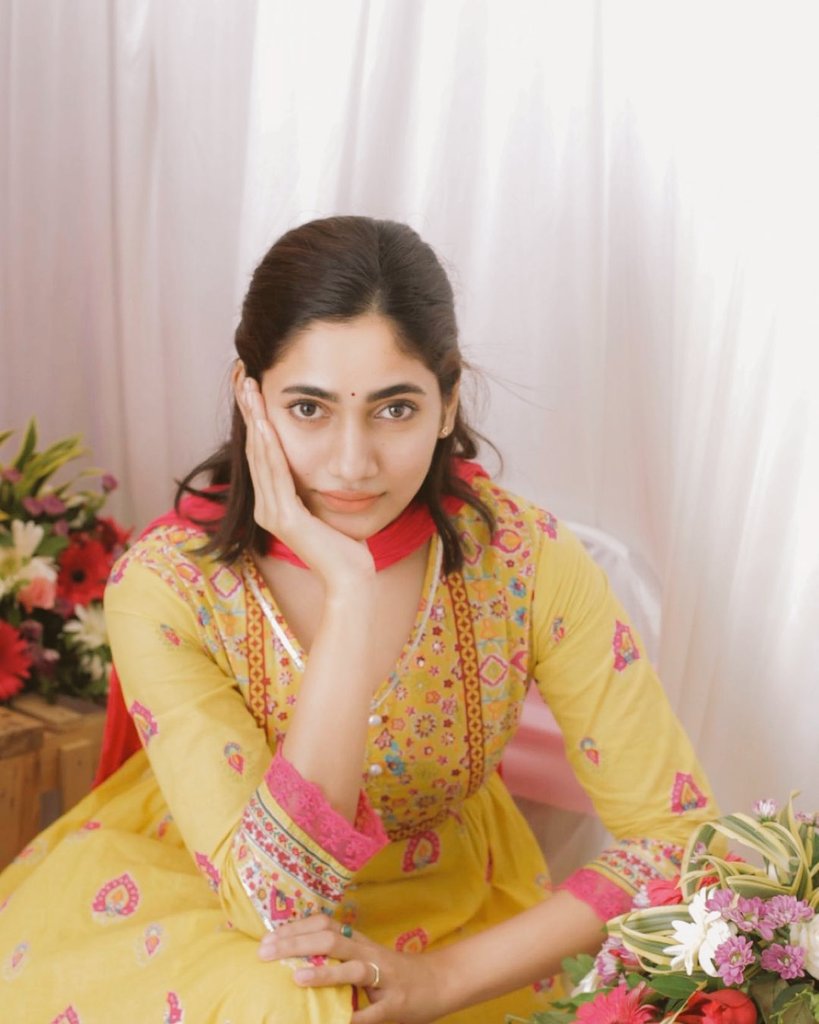 Losliya Mariyanesan Stunning Stills.