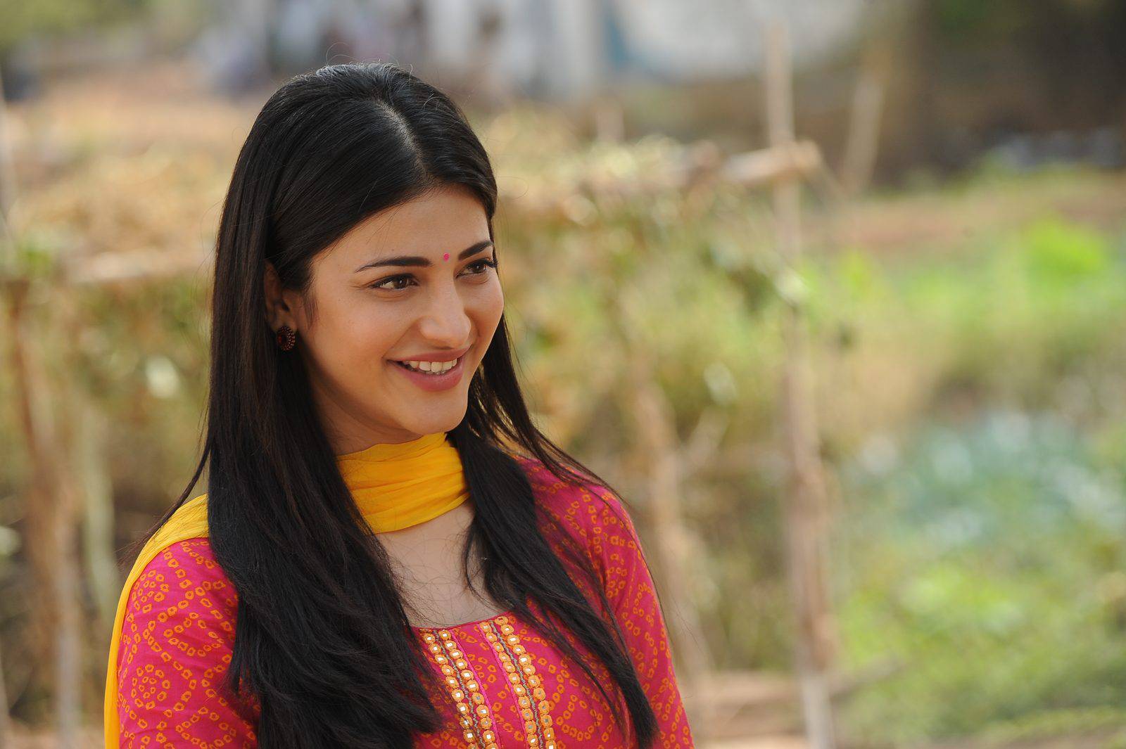 Shruti Haasan Stills from Srimanthudu Telugu Movie
