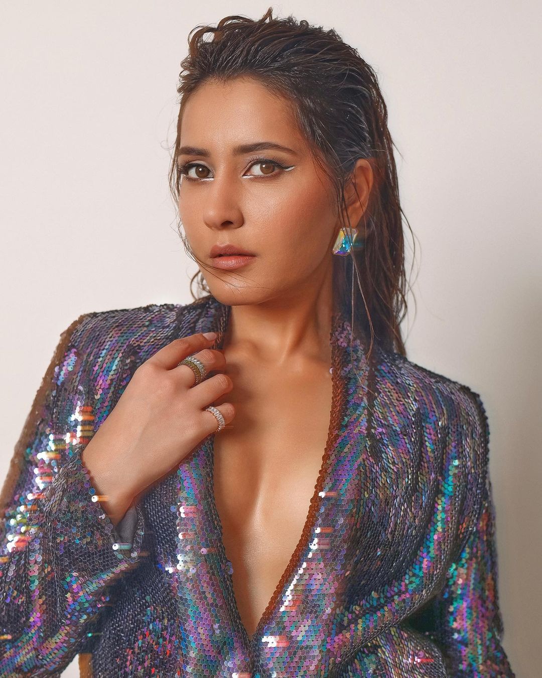 Beautiful Stills of Rashi Khanna!