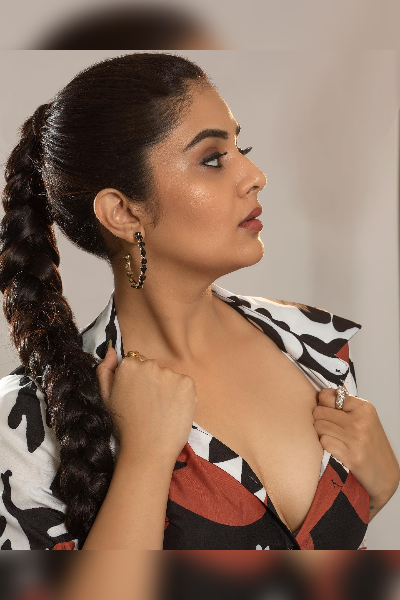 Charming stills of SreeMukhi !