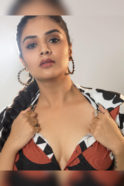 Charming stills of SreeMukhi !