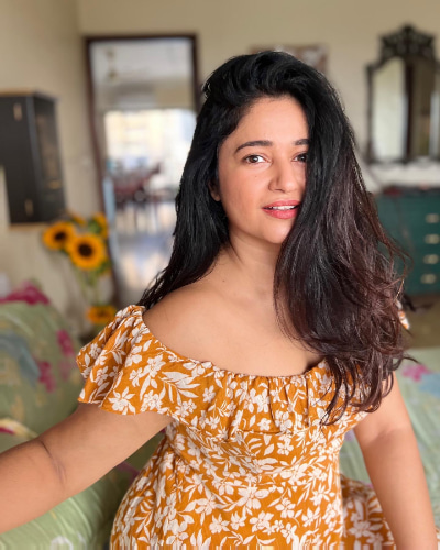 Charming stills of Poonam Bajwa!