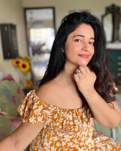 Charming stills of Poonam Bajwa!