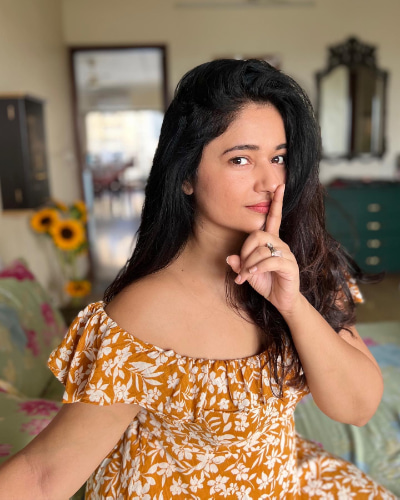 Charming stills of Poonam Bajwa!