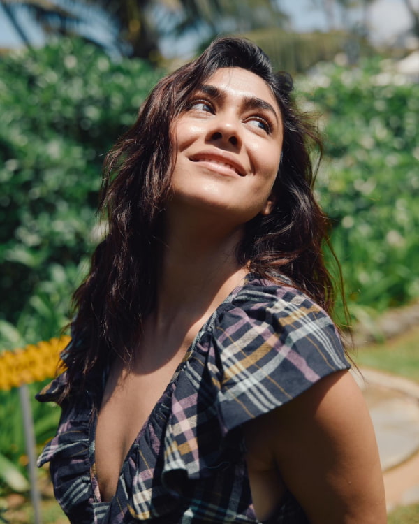 Gorgeous Stills of Mrunal Thakur!