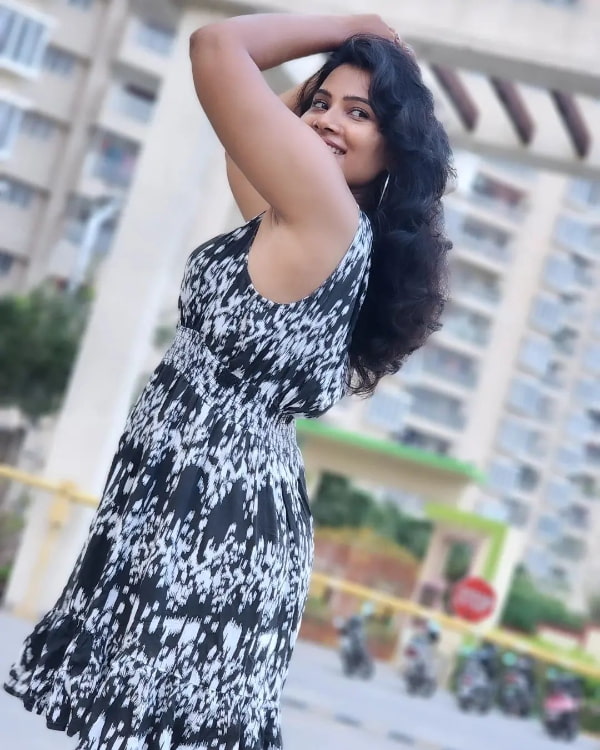 Sizzling Images of Dhivya Duraisamy!