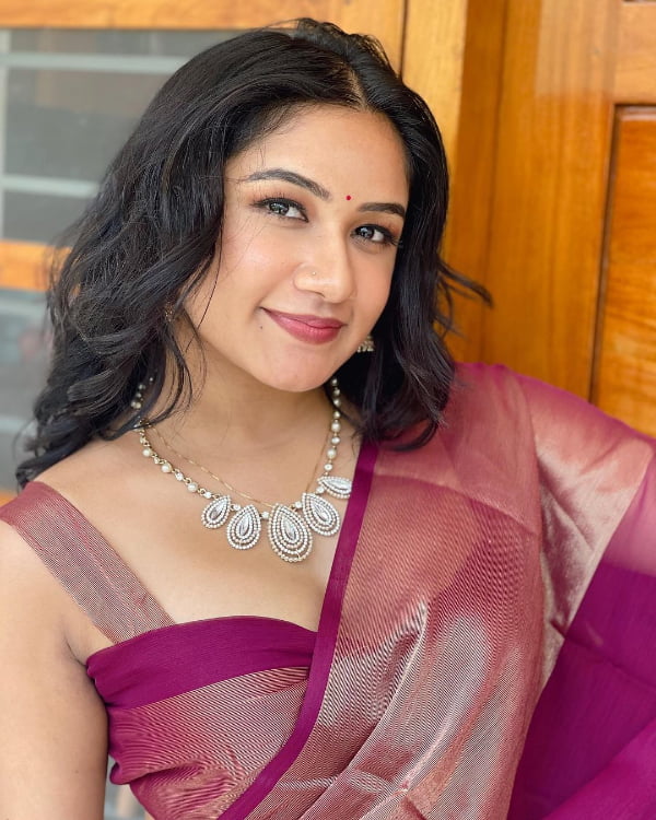 Captivating Shots of Raveena Daha: Unveiling the Beauty Within 