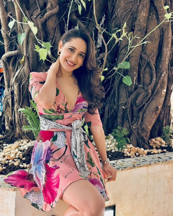  "Pragya Jaiswal: Captivating and Trending Images that Ignite Curiosity!