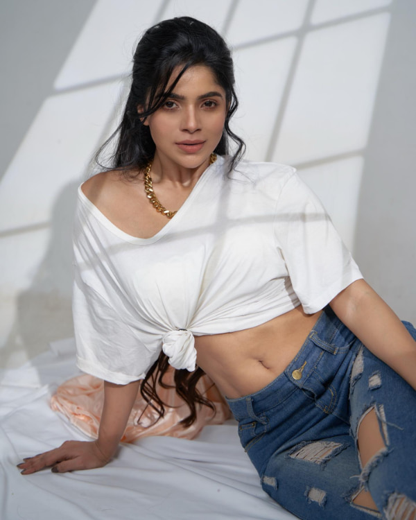 Captivating Divya Bharathi Photos: A Collection of Lovely Images