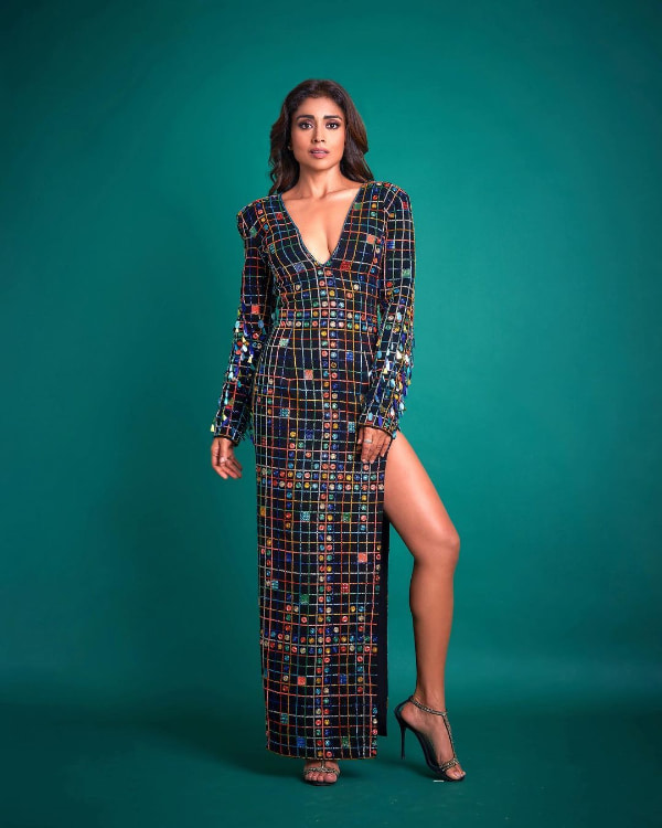 \"Captivating Shriya Saran: Exquisite Stills that Inspire!\"