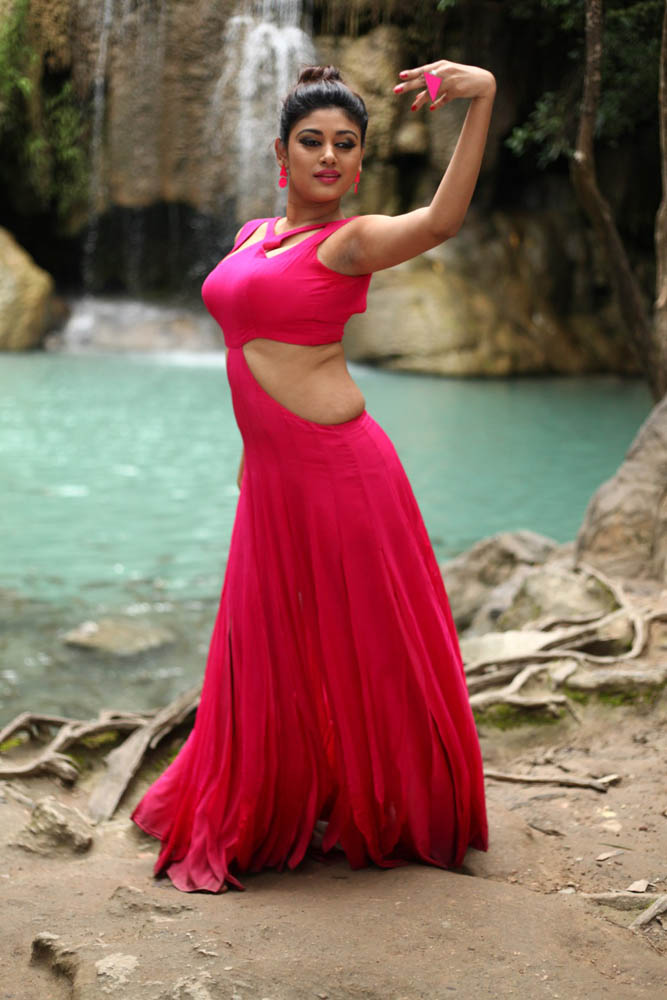 Oviya Pics in Sandamarutham Tamil Movie