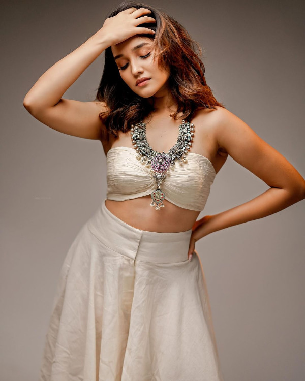 Captivating Snapshots of Anikha: A Visual Delight!