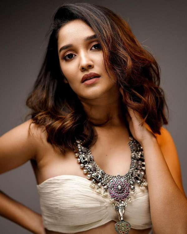 Captivating Snapshots of Anikha: A Visual Delight!