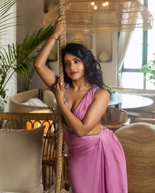 \"Stunning Pictures of Ulka Gupta | Captivating Image Gallery 2023\"