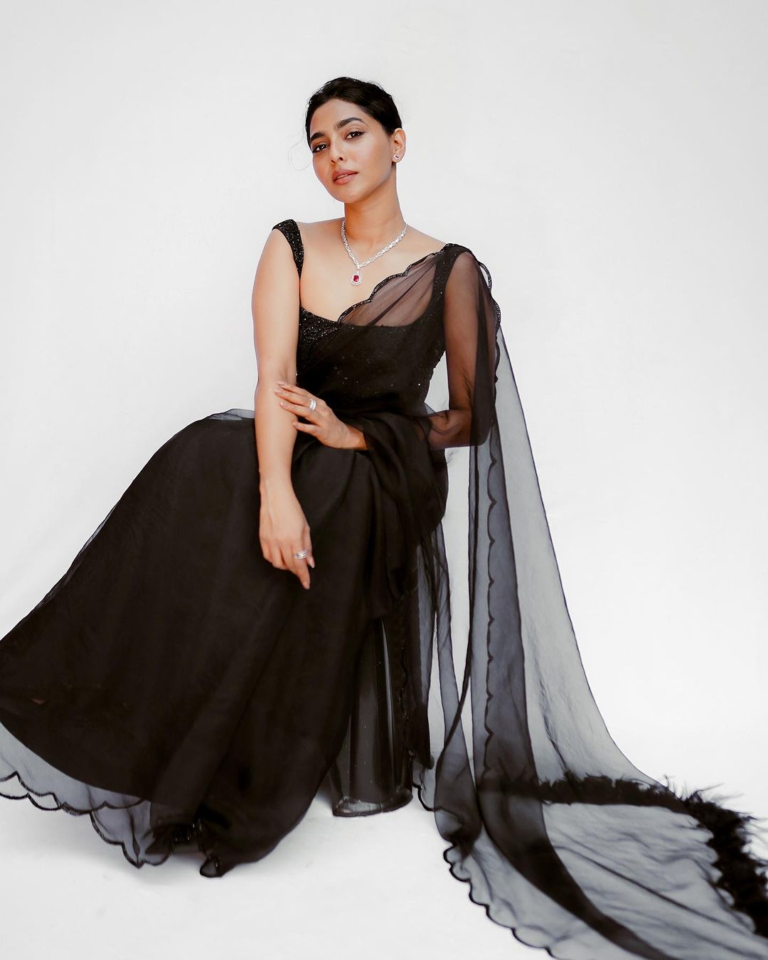 Captivating Photos of Aishwarya Lekshmi: Explore Her Stunning Stills! #AishwaryaLekshmi #CelebrityStills #GlamorousPhotos