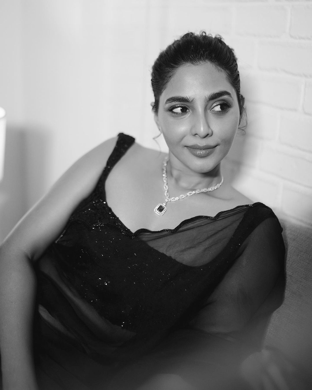 Captivating Photos of Aishwarya Lekshmi: Explore Her Stunning Stills! #AishwaryaLekshmi #CelebrityStills #GlamorousPhotos