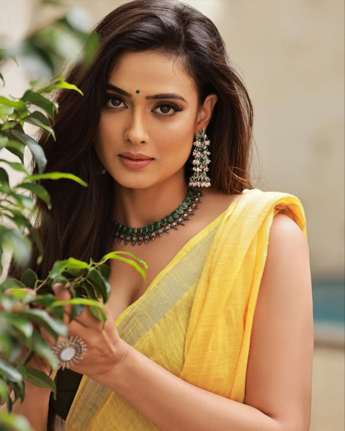 \"Captivating Shweta Tiwari Stills: A Visual Delight!\"