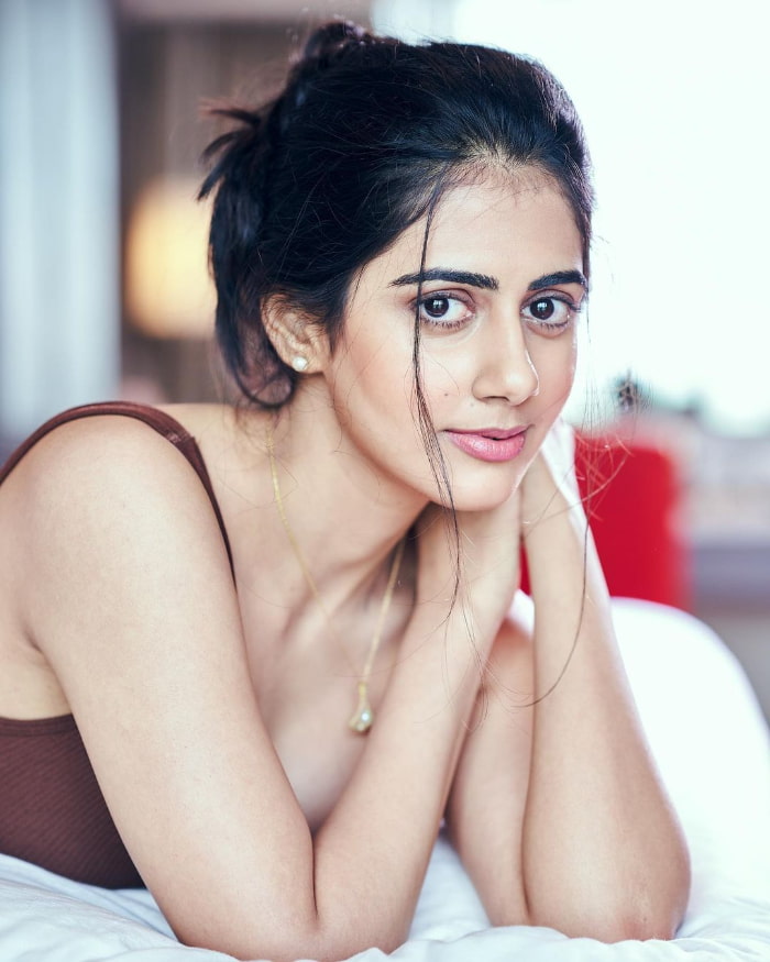 \"Discover the Newest Snaps of Gehna Sippy: Trendy Photo Updates!\"