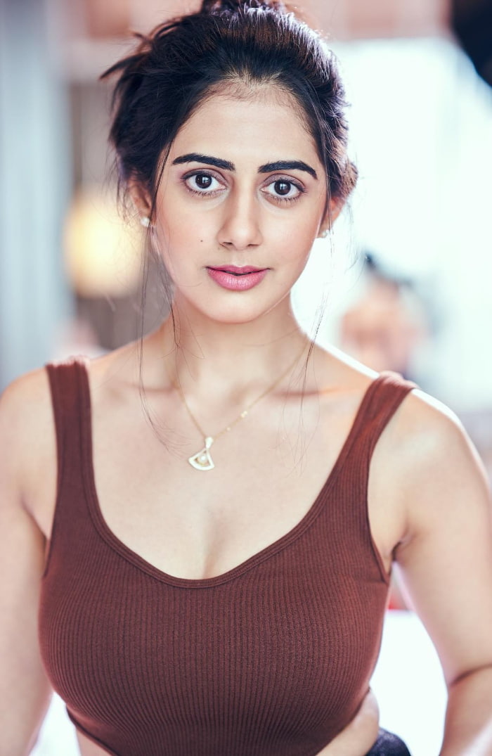 \"Discover the Newest Snaps of Gehna Sippy: Trendy Photo Updates!\"