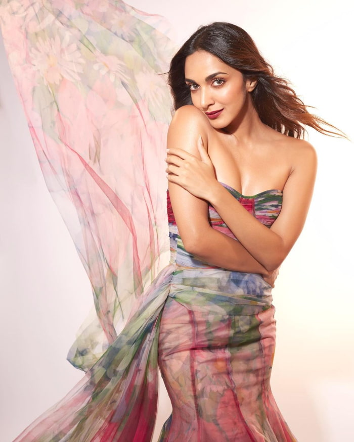 \"Trending Shots: Kiara Advani's Latest Captivating Clicks!\"