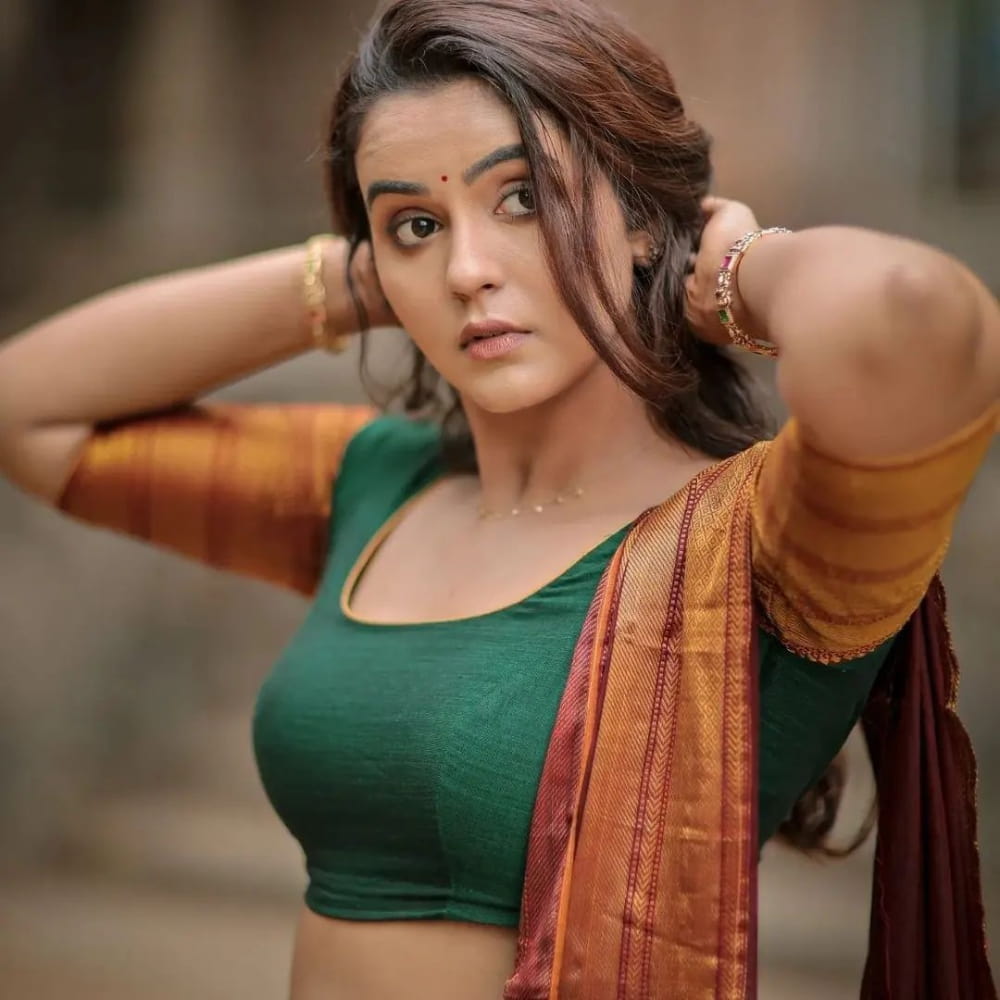 \"Captivating Shots of Chaitra Reddy: Embracing Timeless Elegance\"