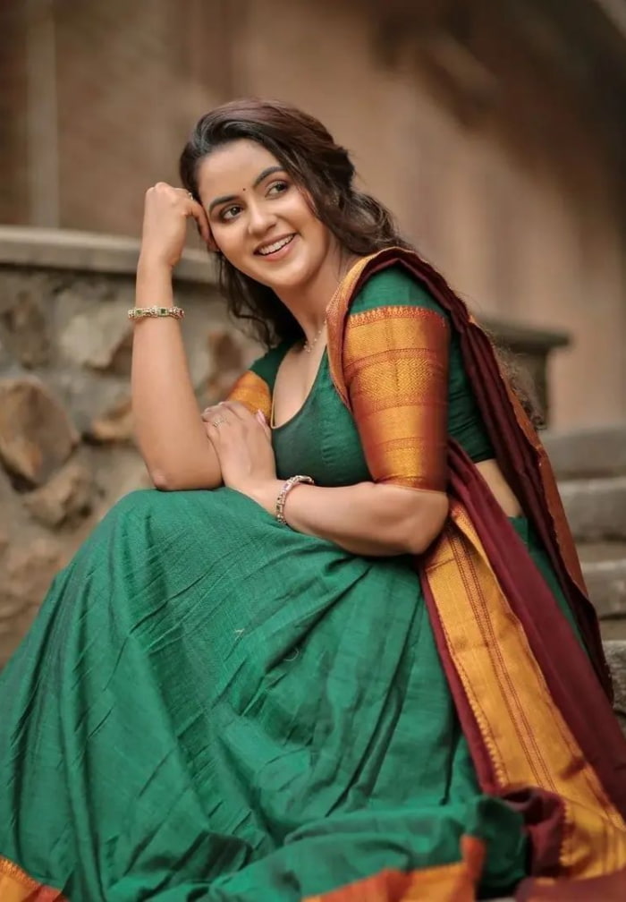 \"Captivating Shots of Chaitra Reddy: Embracing Timeless Elegance\"