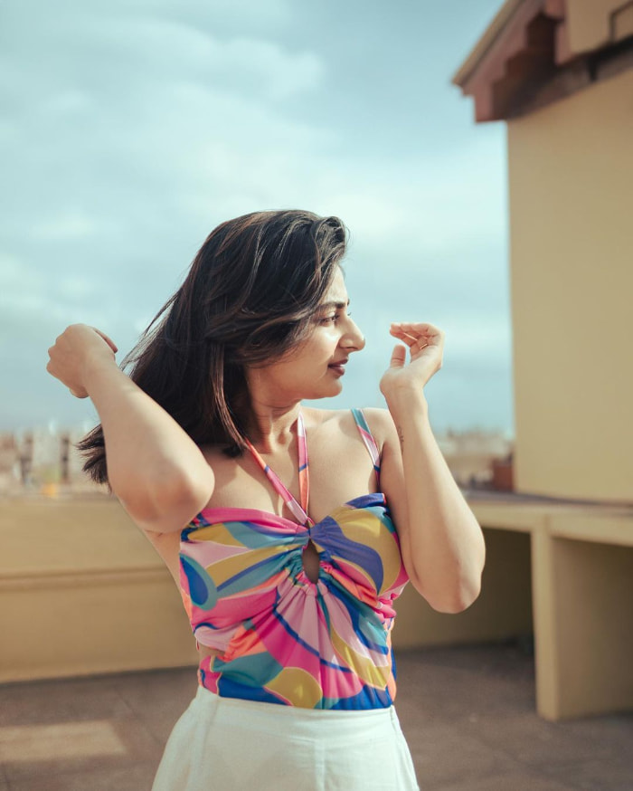 \"Trending Snapshot Gallery: Explore the Newest Pictures of Esther Anil!\"