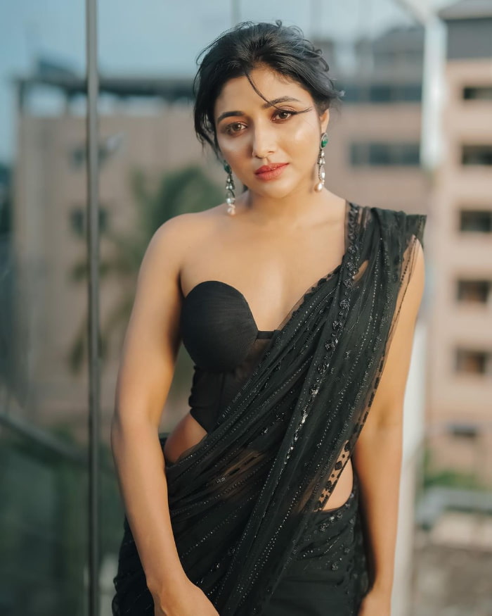 Captivating Moments: The Latest Snapshots of Mirna Menon That Will Leave You Amazed!