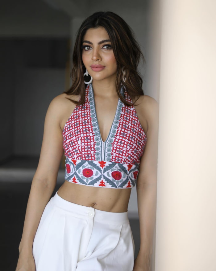 \"Captivating Shots of Akanksha Puri - A Visual Delight for Fans\"