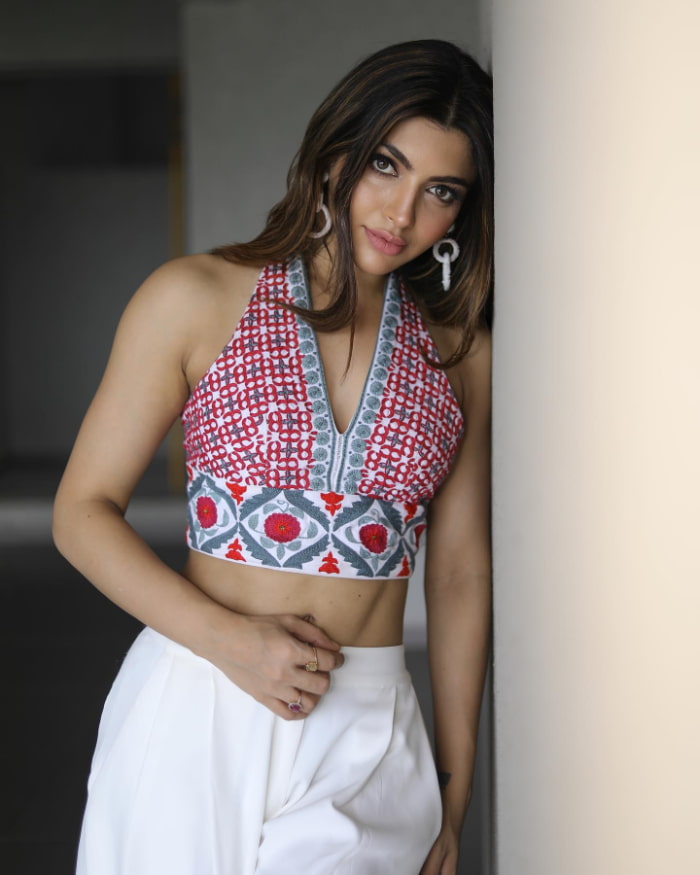 Captivating Shots of Akanksha Puri - A Visual Delight for Fans