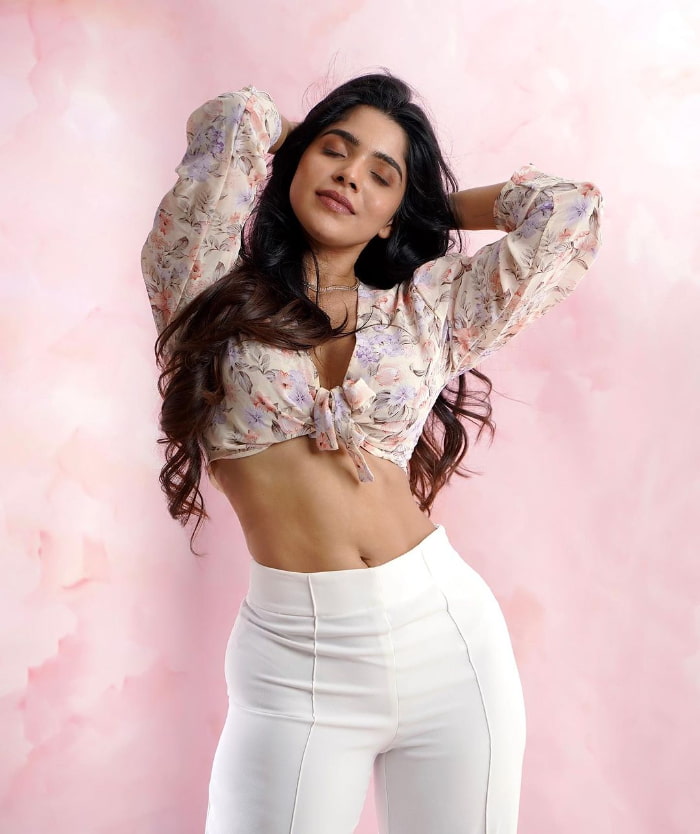 Stunning Snapshots: Divya Bharathi's Latest Clicks in Trendy #DivyaBharathiMoments